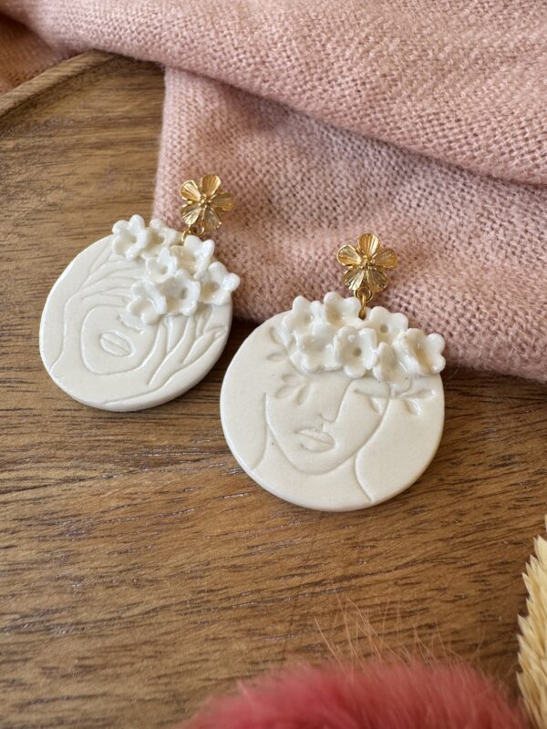 Boucles d’oreilles visage de porcelaine fleuri