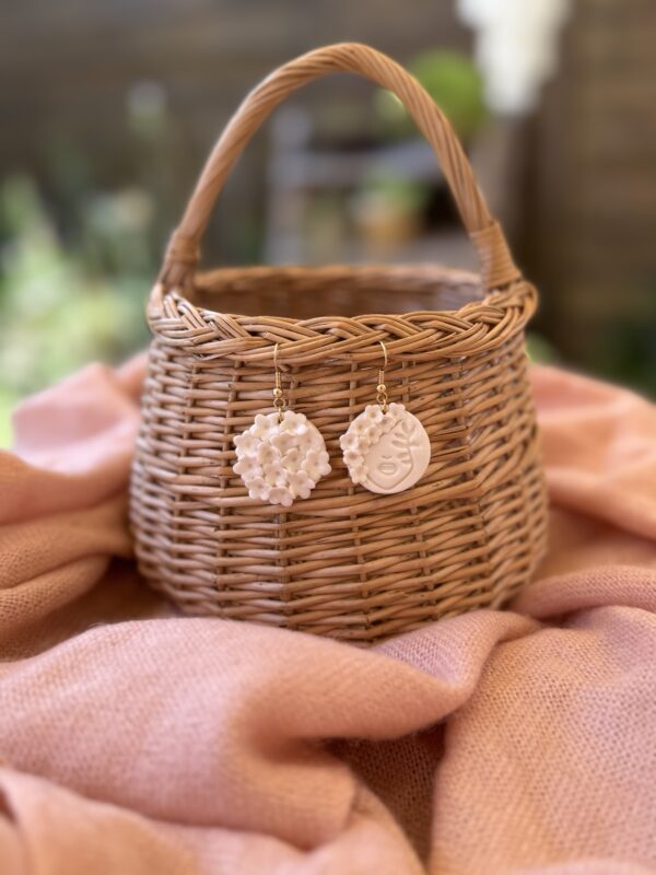Boucles d’oreilles petit visage de porcelaine fleuri – Image 2
