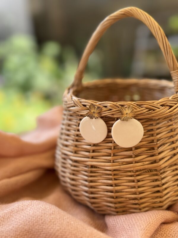 Boucles d’oreilles rond et sa fleur doré – Image 2