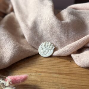 Broche en porcelaine Muse en fleurs