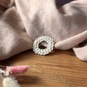 Broche en porcelaine Couronne d’Éclosions