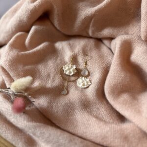 Boucles d’oreilles asymétriques “Éclat de rosée”