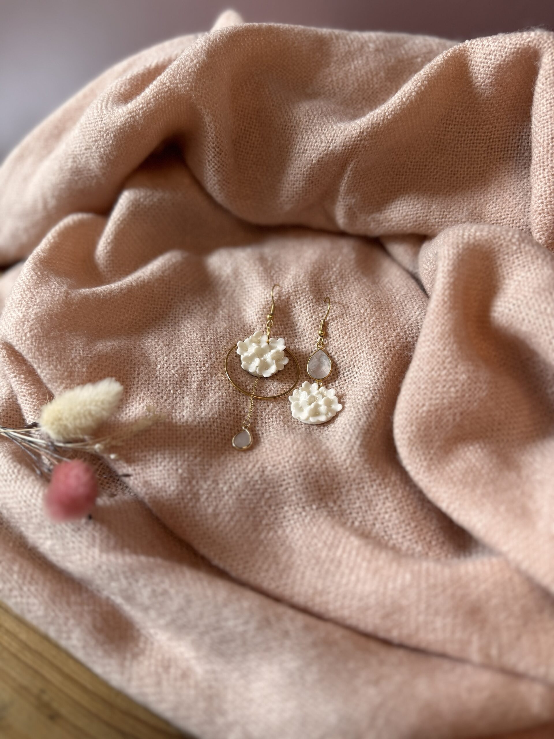 Boucles d’oreilles asymétriques “Éclat de rosée”